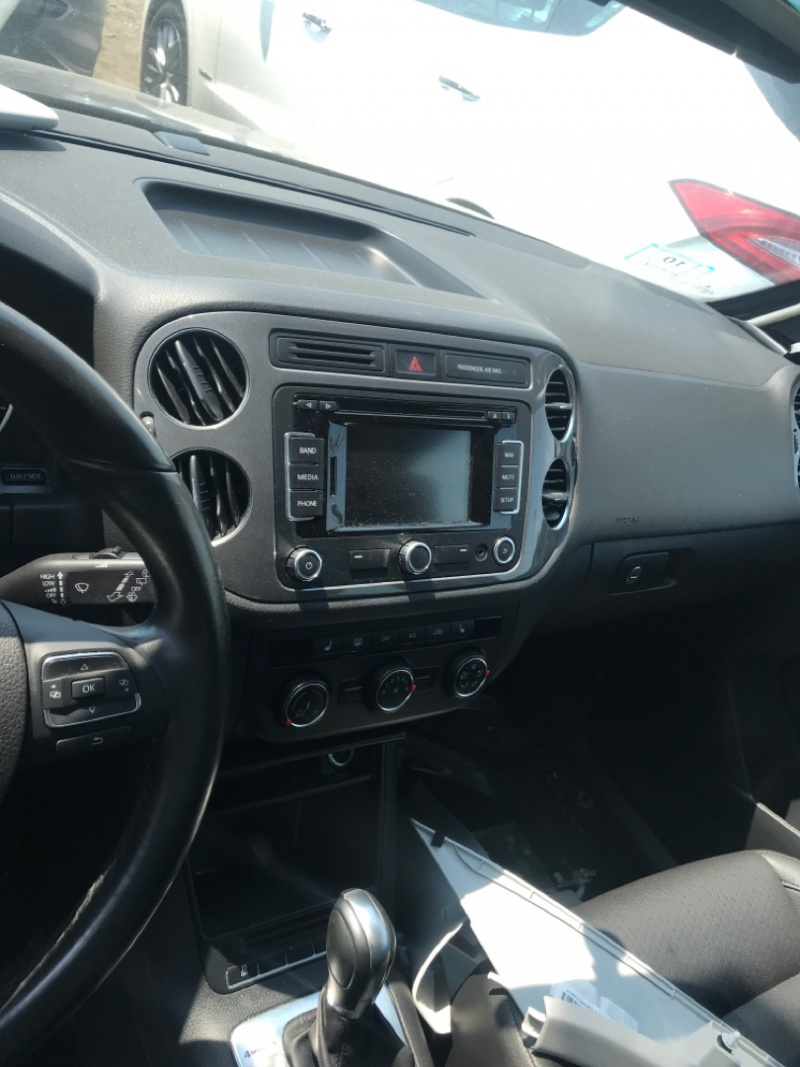 Volkswagen Tiguan S 2013 Black 2.0L 4