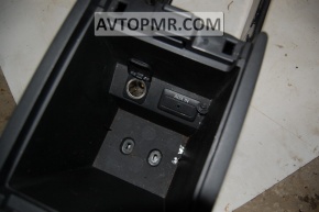 Консоль центральная подлокотник и подстаканники Mazda3 03-08 HB