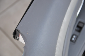 Обшивка дверей картка перед прав Mitsubishi Outlander 14-21 черн ганчірка, дефект