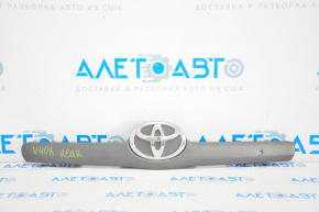 Накладка крышки багажника Toyota Camry v40 07-11 с эмблемой под кнопку