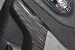 Обшивка двери карточка задняя правая Jeep Cherokee KL 14-18 черн с серой вставкой царапины