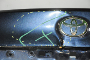 Кришка багажника Toyota Camry v55 15-17 usa синій 8W6 вм'ятина біля значка