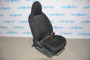 Пассажирское сидение Nissan Versa 12-19 usa без airbag, механич, тряпка черн, грязное
