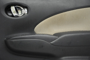 Обшивка двери карточка задняя правая Nissan Versa Note 13-19 черн с беж вставкой, затерта