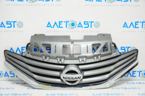 Решітка радіатора grill Nissan Versa Note 13-16 дорест без камери, дефект хрому і кріплень