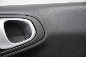 Обшивка двери карточка передняя правая Fiat 500L 14- черная с бежевой вставкой, царапины