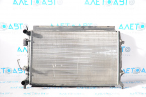 Радиатор охлаждения вода VW Jetta 11-15 USA 2.0 2.5 АКПП примяты соты