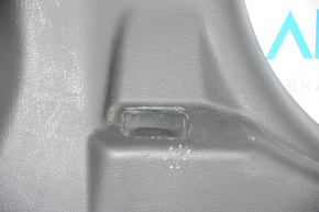 Накладка центральной стойки нижняя левая Kia Sorento 10-15 черн задир внизу