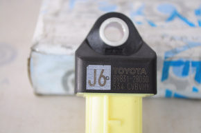 Датчик подушки безопасности передний правый Toyota Prius 50 16-