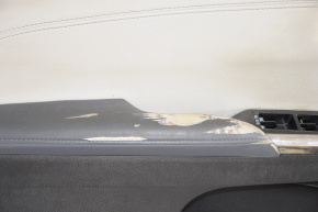 Обшивка двери карточка передняя левая Toyota Avalon 13-18 черн с серой вставкой, потерт подлокотник