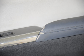Обшивка двери карточка передняя правая Toyota Avalon 13-18 черн c серой вставкой, дефект подлокот