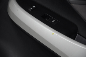 Обшивка двери карточка передняя правая Toyota Prius 30 10-15 тряпка серая, потерта накладка ручки