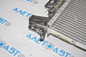 Радиатор охлаждения вода Ford Focus mk3 11-18 2.0 кривой, примяты соты, сломаны крепления
