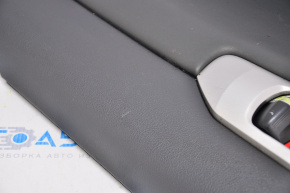 Обшивка двери карточка задняя правая Lexus CT200h 11-17 черн, потерта
