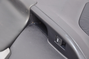 Обшивка двери карточка задняя правая Lexus CT200h 11-17 черн, потерта
