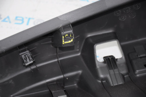 Накладка отвору багажника Ford Explorer 11-19 черн, зламано кріплення