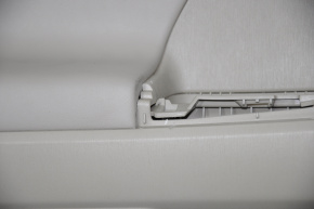 Обшивка дверей картка зад лев Toyota Prius V 12-17 шкіра беж, задираки на ручці