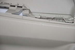 Обшивка двери карточка задняя правая Toyota Prius V 12-17 кожа беж, заломы на ручке