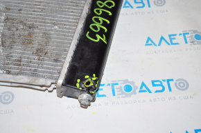Радиатор охлаждения вода Toyota Prius V 12-17 гнутый, сломан носик