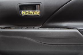 Обшивка двери карточка передняя правая Mitsubishi Outlander 14-21 черн с черн вставкой кожа, молдинг серый под карбон структура, царапины