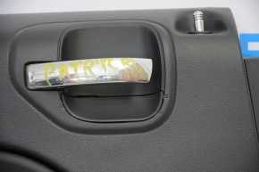 Обшивка двери карточка задняя левая Jeep Patriot 11-17 пластик и кожа, черная, царапины у ручки