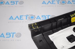 Накладка проема багажника Kia Sorento 16-20 черн, потерта, сломана направляющая