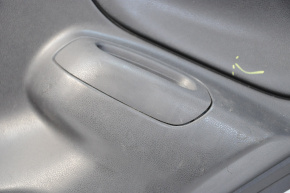 Обшивка двери карточка задняя правая Nissan Versa 12-19 usa черн под ручку, царапины