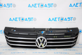 Решітка радіатора grill із позначкою VW Passat b7 12-15 USA подряпини на значку