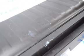 Обшивка нижньої двері багажника основна BMW X5 E70 07-13 чорна дефект пластику подряпини