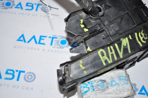 Блок реле подкапотный Toyota Rav4 13-18 сломано крепление