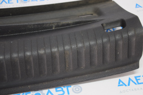 Накладка проема багажника VW Tiguan 09-17 черн, царпины, трещина