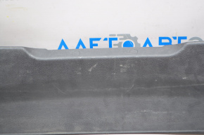 Накладка отвору багажника Ford Focus mk3 11-18 4d центр, чорна затерта