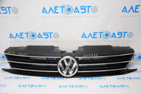 Решетка радиатора grill VW Jetta 15-18 USA со значком, с хромом царапина