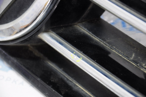 Решетка радиатора grill VW Jetta 15-18 USA со значком, с хромом царапина