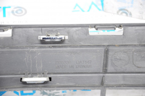 Решетка радиатора grill в сборе с обрамлением Ford Fusion mk5 13-16 неоригинал, примята, царапина, сломано крепление обрамления