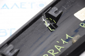 Накладка дверей багажника прав GMC Terrain 10-17 тріщина у кріпленні, павутинка