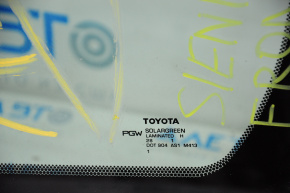 Лобовое стекло Toyota Sienna 11-17 без датчика дождя с подогревом