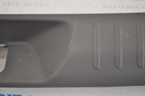 Накладка проема багажника Toyota Prius V 12-17 темно-серая, царапины
