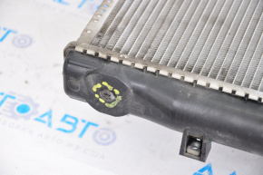 Радиатор охлаждения вода Lexus RX350 10-15 обломана направляющая