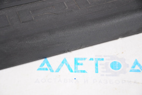 Накладка порога передняя левая Chevrolet Camaro 16- купе внешняя, черная, царапины