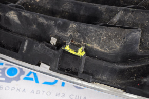 Решетка радиатора grill с эмблемой Nissan Versa 12-14 usa дорест, сломаны крепления, тычки