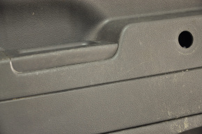 Обшивка двери карточка передняя левая Jeep Patriot 11-17 под мех стекла, черная, затерта