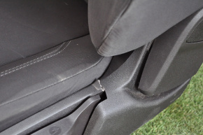 Водительское сидение Ford Fiesta 11-19 без airbag, механ, тряпка черн, треснут пластик