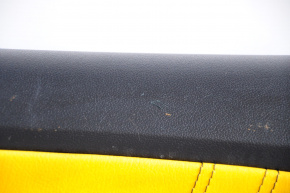 Обшивка дверей картка перед прав Ford Mustang mk6 15- шкіра черн з жовтий, потерта, облом креп