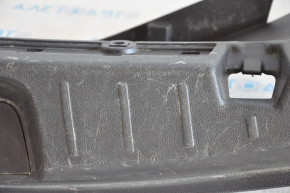 Накладка отвору багажника Ford Explorer 11-19 черн, зламано кріплення, затерта