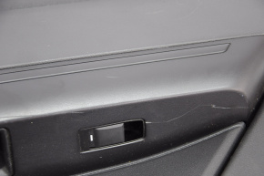 Обшивка двери карточка задняя правая Jeep Patriot 11-17 черн с черн вставкой пластик, подлокотник резина, царапины
