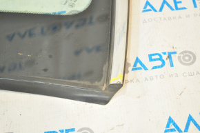 Форточка глухое стекло задняя левая Nissan Rogue 14-20 вмятина на хроме