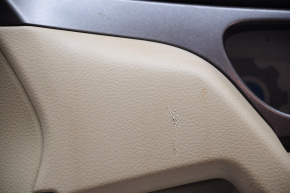 Обшивка двери карточка передняя правая Nissan Rogue 14-20 беж с беж вставкой пластик, молдинг графит глянец, подлокотник кожа, царапины