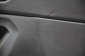 Обшивка двери карточка передняя левая VW Tiguan 18- тряпка черн тычки царапина