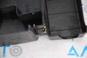 Крышка блока предохранителей подкапотная VW Passat b8 16-19 USA обломана защелка